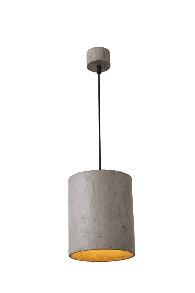 Závěsné betonové svítidlo válcového tvaru v moderním industriálním stylu, s difuzorou, s přímým směrovým světlem a minimalistickým designem vhodným pro obývací pokoj, kuchyň i kancelářské prostory.