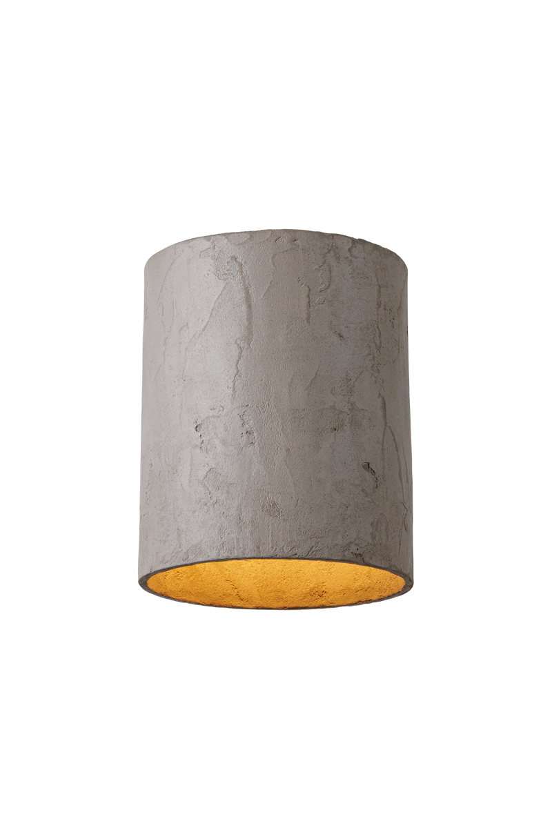 Stropní betonové svítidlo válcového tvaru v moderním industriálním stylu, bez difuzoru, s přímým směrovým světlem a minimalistickým designem vhodným pro obývací pokoj, kuchyň i kancelářské prostory.