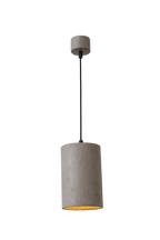 Závěsné betonové svítidlo válcového tvaru v moderním industriálním stylu, s difuzorou, s přímým směrovým světlem a minimalistickým designem vhodným pro obývací pokoj, kuchyň i kancelářské prostory.