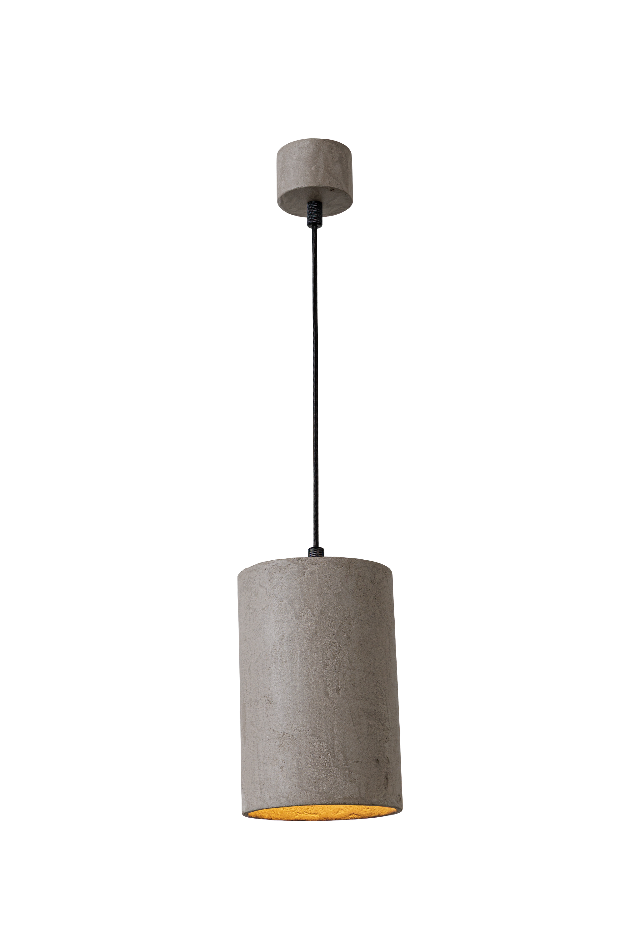 Závěsné betonové svítidlo válcového tvaru v moderním industriálním stylu, s difuzorou, s přímým směrovým světlem a minimalistickým designem vhodným pro obývací pokoj, kuchyň i kancelářské prostory.