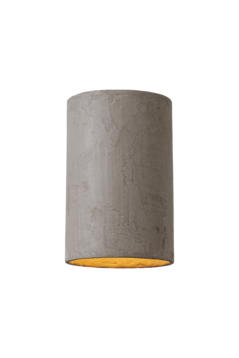 Stropní betonové svítidlo válcového tvaru v moderním industriálním stylu, bez difuzoru, s přímým směrovým světlem a minimalistickým designem vhodným pro obývací pokoj, kuchyň i kancelářské prostory.