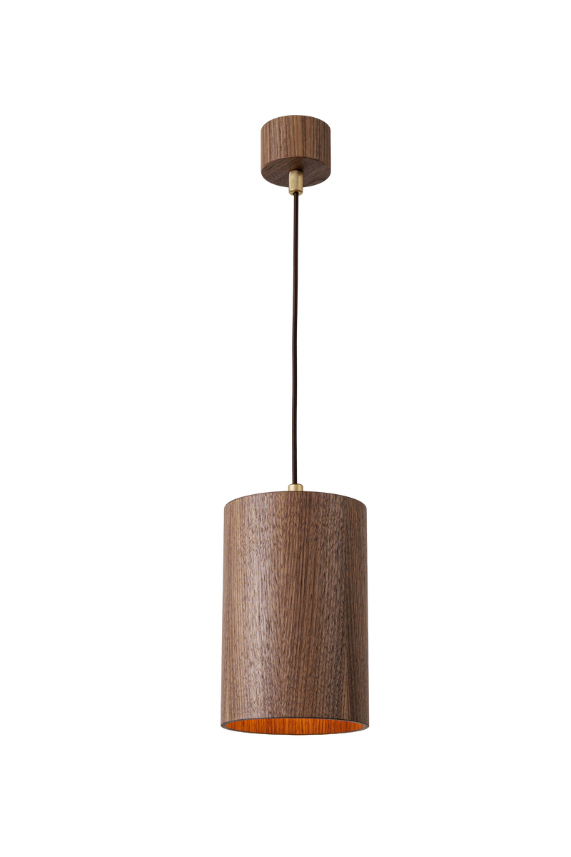 Závěsné betonové svítidlo válcového tvaru v moderním industriálním stylu, s difuzorou, s přímým směrovým světlem a minimalistickým designem vhodným pro obývací pokoj, kuchyň i kancelářské prostory.