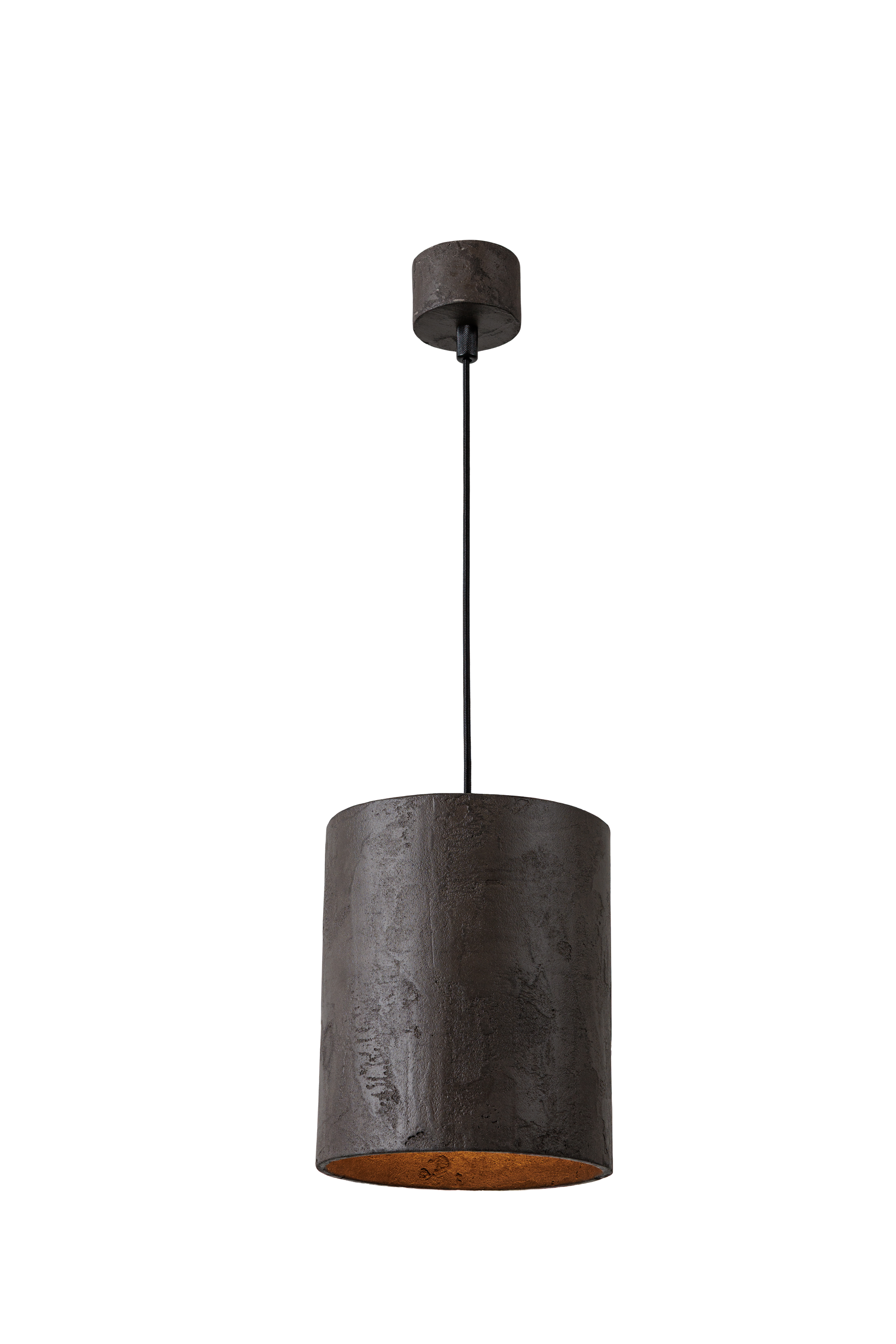 Závěsné betonové svítidlo válcového tvaru v moderním industriálním stylu, s difuzorou, s přímým směrovým světlem a minimalistickým designem vhodným pro obývací pokoj, kuchyň i kancelářské prostory.