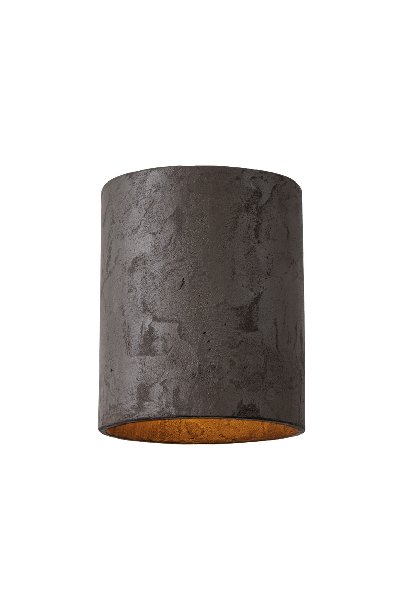 Stropní betonové svítidlo válcového tvaru v moderním industriálním stylu, bez difuzoru, s přímým směrovým světlem a minimalistickým designem vhodným pro obývací pokoj, kuchyň i kancelářské prostory.