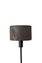 Betoniq moderní betonová lampa s jednoduchým cylindrickým stínítkem, ideální pro interiérový design. Lampa má elegantní černý kabel a robustní betonovou základnu, která přidává industriální nádech k modernímu prostoru. Vysoká kvalita materiálů, design pro minimalisty