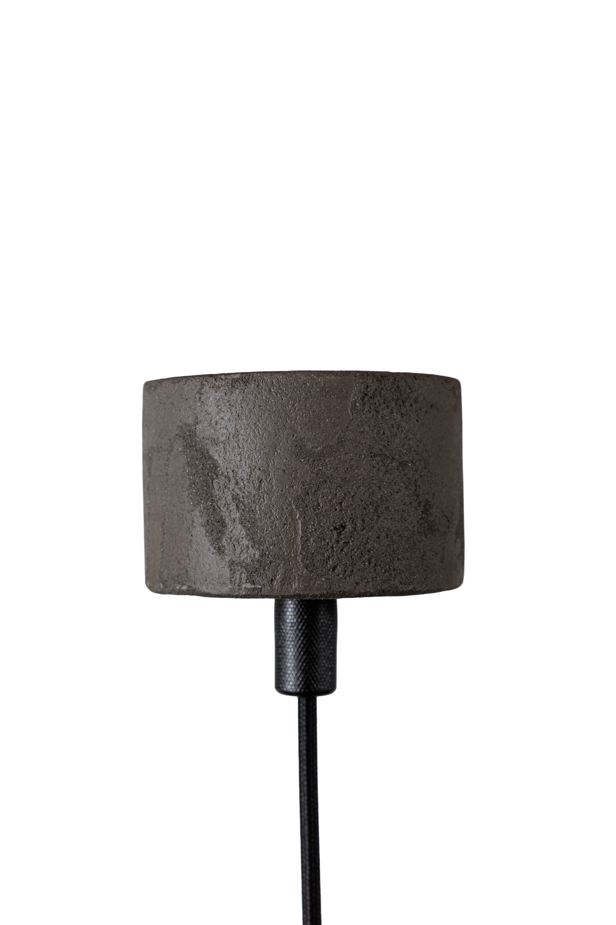 Betoniq moderní betonová lampa s jednoduchým cylindrickým stínítkem, ideální pro interiérový design. Lampa má elegantní černý kabel a robustní betonovou základnu, která přidává industriální nádech k modernímu prostoru. Vysoká kvalita materiálů, design pro minimalisty