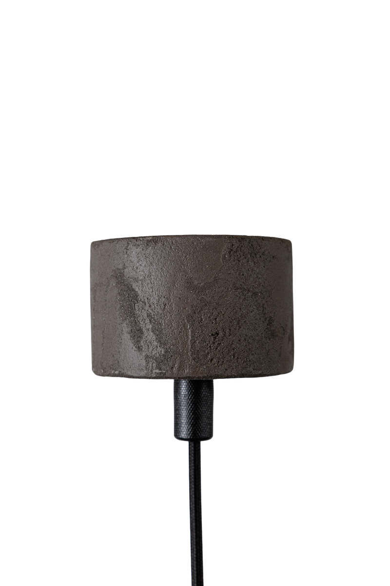 Betoniq moderní betonová lampa s jednoduchým cylindrickým stínítkem, ideální pro interiérový design. Lampa má elegantní černý kabel a robustní betonovou základnu, která přidává industriální nádech k modernímu prostoru. Vysoká kvalita materiálů, design pro minimalisty