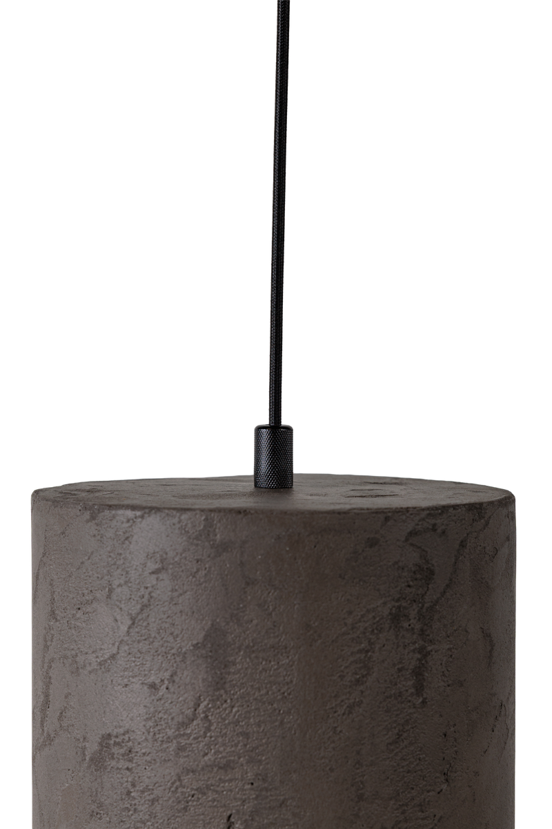 Moderní závěsná betonová lampa s cylindrickým stínidlem a teplým zlatým vnitřkem, zavěšená na černém kabelu