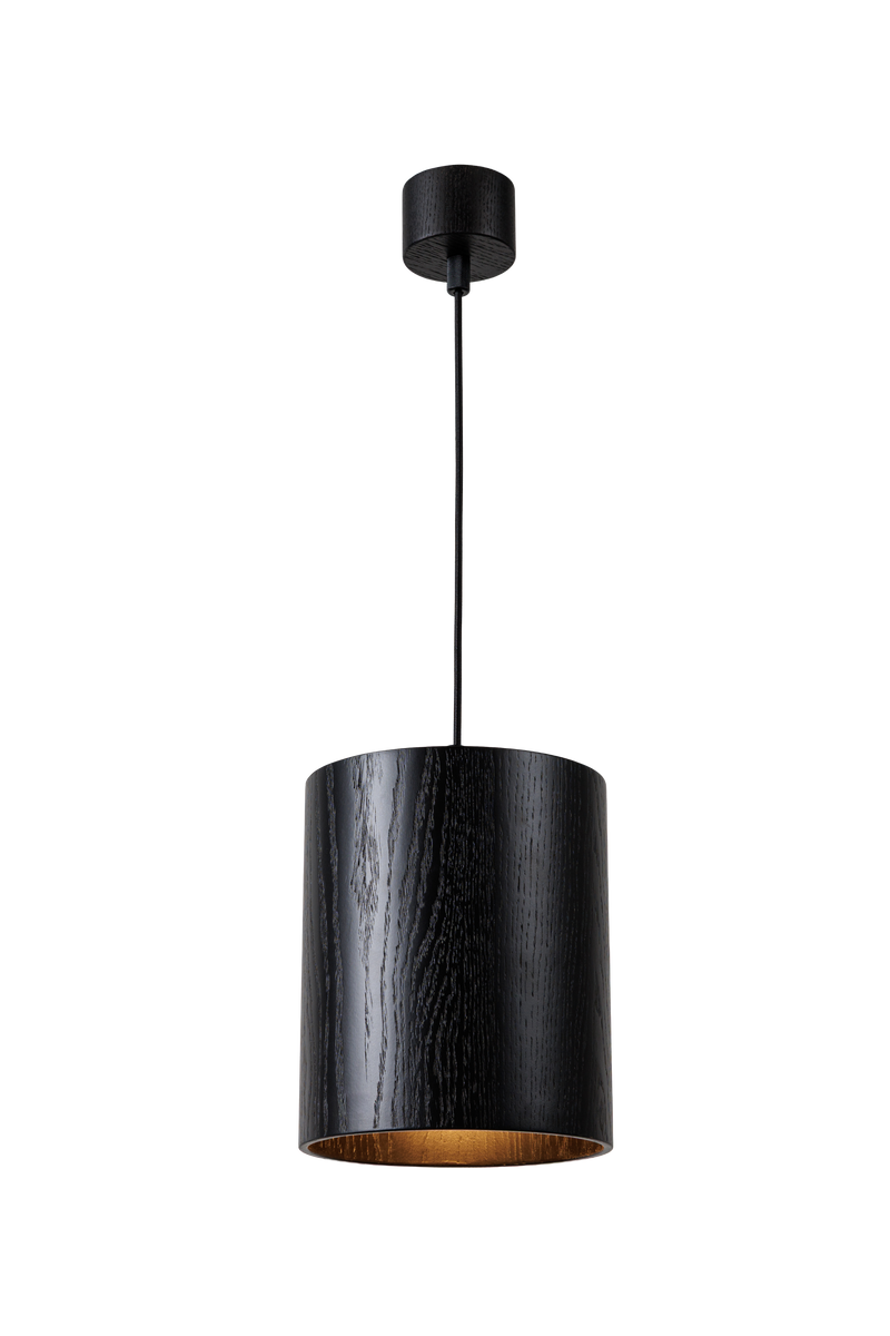 Závěsné betonové svítidlo válcového tvaru v moderním industriálním stylu, s difuzorou, s přímým směrovým světlem a minimalistickým designem vhodným pro obývací pokoj, kuchyň i kancelářské prostory.