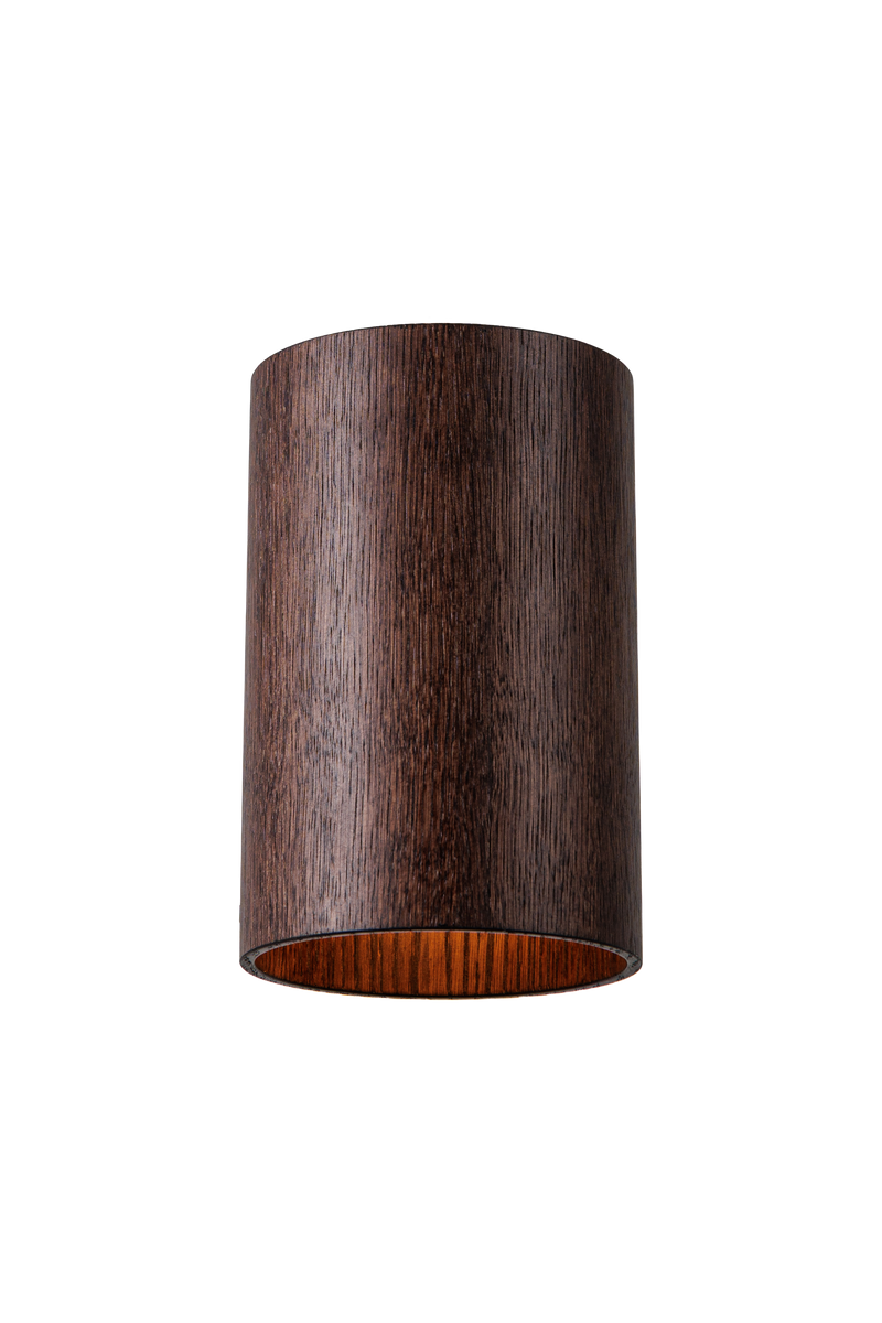 Stropní dřevěné svítidlo válcového tvaru v moderním industriálním stylu, bez difuzoru, s přímým směrovým světlem a minimalistickým designem vhodným pro obývací pokoj, kuchyň i kancelářské prostory.