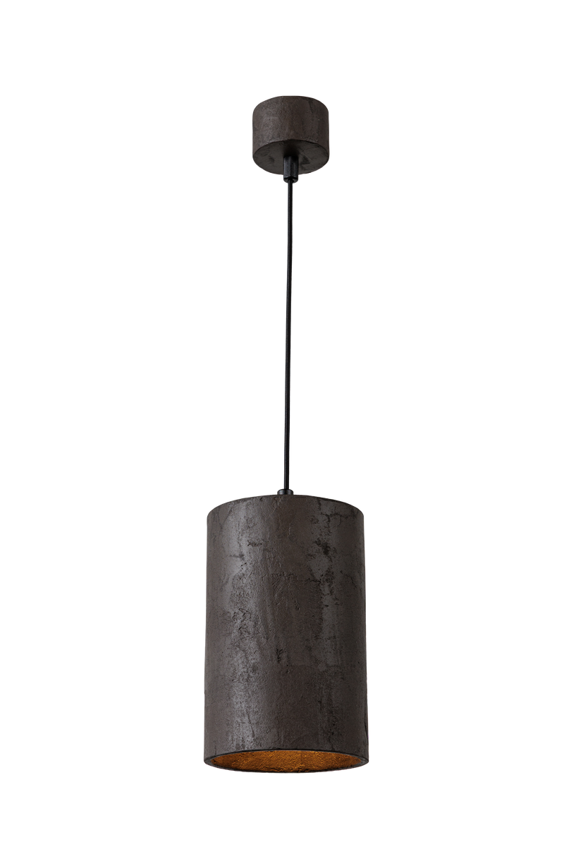 Závěsné betonové svítidlo válcového tvaru v moderním industriálním stylu, s difuzorou, s přímým směrovým světlem a minimalistickým designem vhodným pro obývací pokoj, kuchyň i kancelářské prostory.