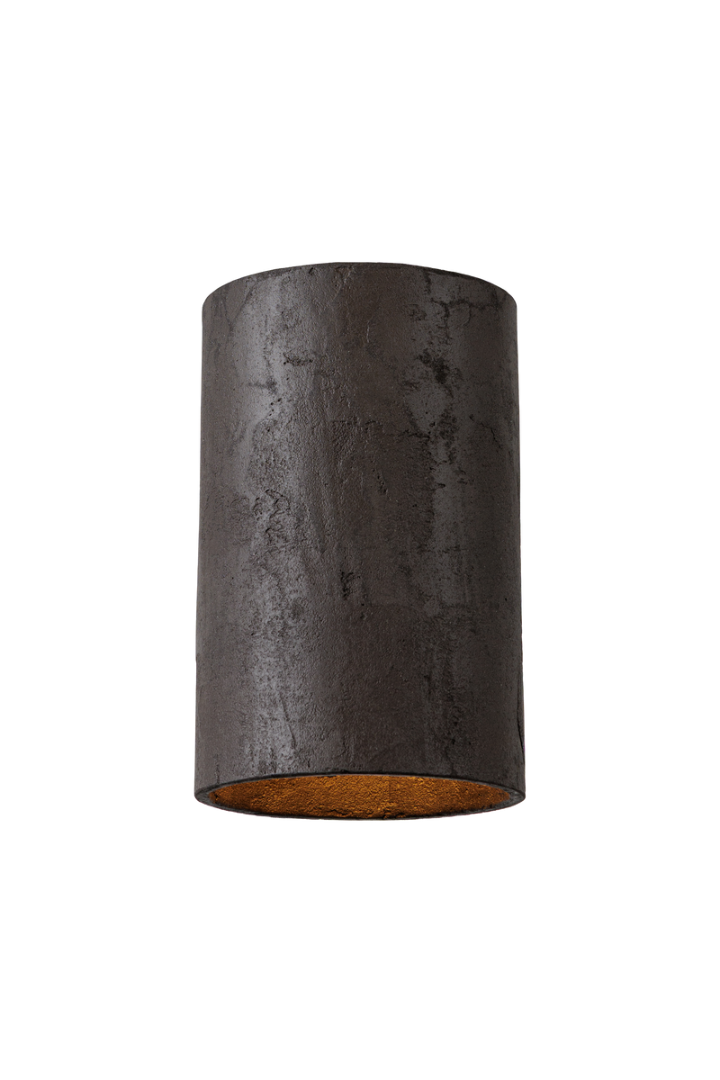 Stropní betonové svítidlo válcového tvaru v moderním industriálním stylu, bez difuzoru, s přímým směrovým světlem a minimalistickým designem vhodným pro obývací pokoj, kuchyň i kancelářské prostory.