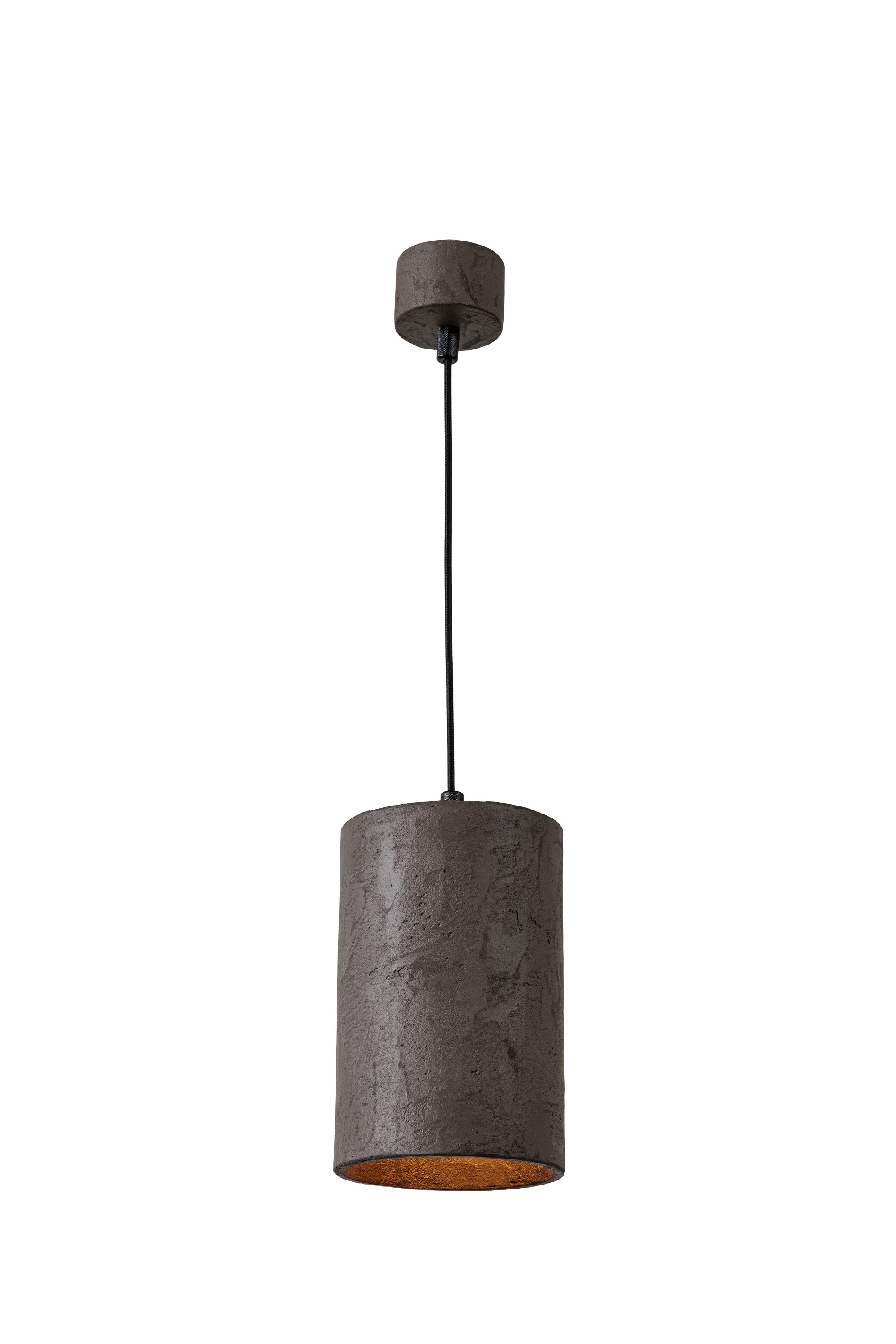 Závěsné betonové svítidlo válcového tvaru v moderním industriálním stylu, s difuzorou, s přímým směrovým světlem a minimalistickým designem vhodným pro obývací pokoj, kuchyň i kancelářské prostory.