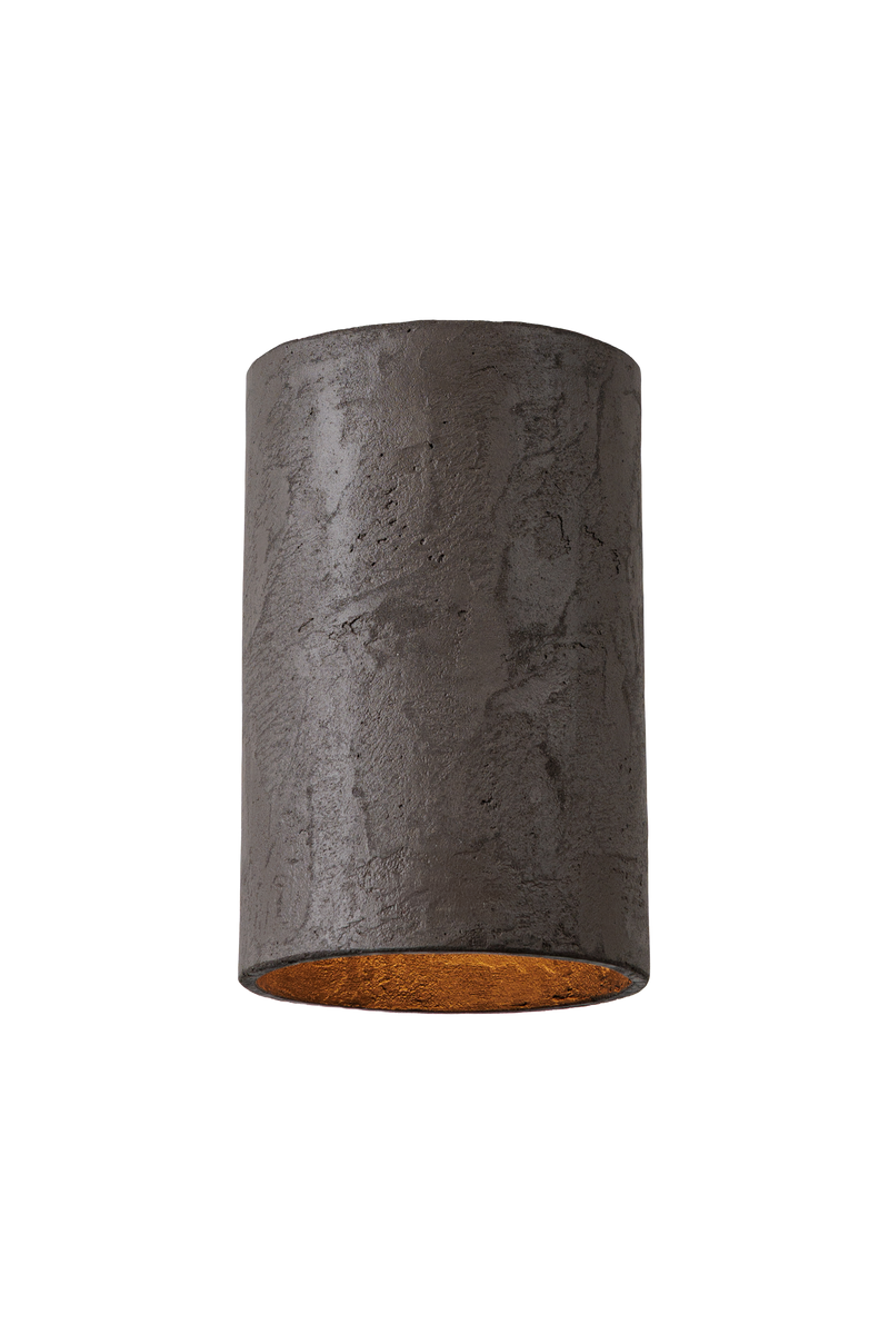 Stropní betonové svítidlo válcového tvaru v moderním industriálním stylu, bez difuzoru, s přímým směrovým světlem a minimalistickým designem vhodným pro obývací pokoj, kuchyň i kancelářské prostory.