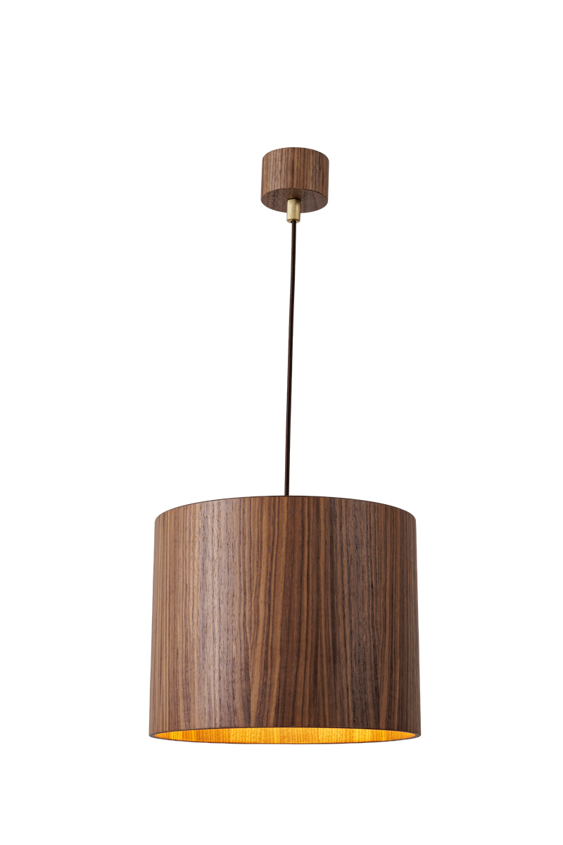 Závěsné betonové svítidlo válcového tvaru v moderním industriálním stylu, s difuzorou, s přímým směrovým světlem a minimalistickým designem vhodným pro obývací pokoj, kuchyň i kancelářské prostory.