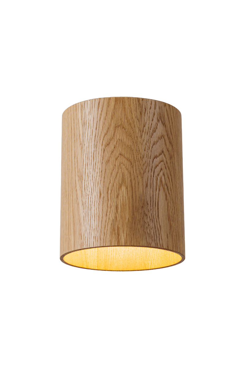 Stropní dřevěné svítidlo válcového tvaru v moderním industriálním stylu, bez difuzoru, s přímým směrovým světlem a minimalistickým designem vhodným pro obývací pokoj, kuchyň i kancelářské prostory.