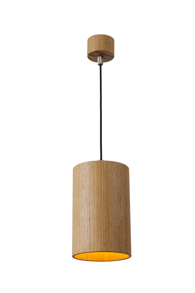 Závěsné betonové svítidlo válcového tvaru v moderním industriálním stylu, s difuzorou, s přímým směrovým světlem a minimalistickým designem vhodným pro obývací pokoj, kuchyň i kancelářské prostory.