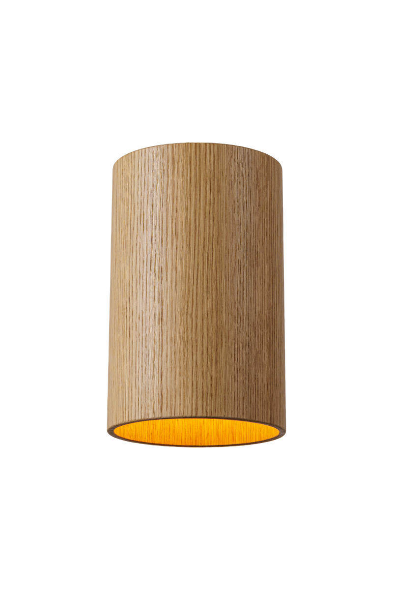 Stropní dřevěné svítidlo válcového tvaru v moderním industriálním stylu, bez difuzoru, s přímým směrovým světlem a minimalistickým designem vhodným pro obývací pokoj, kuchyň i kancelářské prostory.