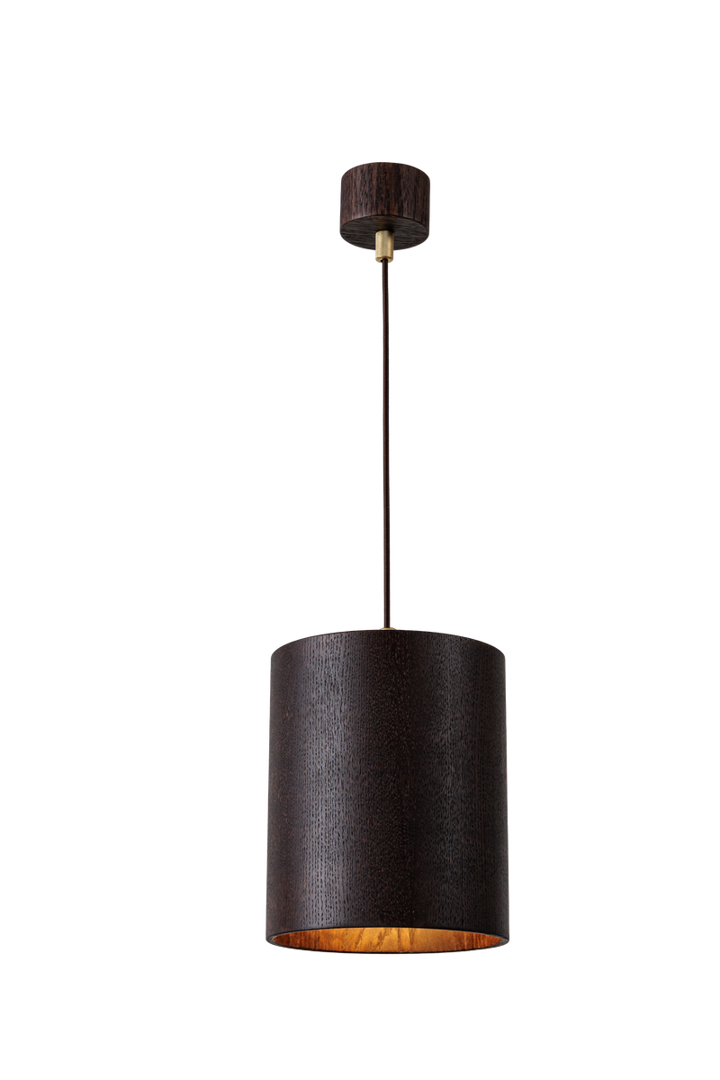 Závěsné betonové svítidlo válcového tvaru v moderním industriálním stylu, s difuzorou, s přímým směrovým světlem a minimalistickým designem vhodným pro obývací pokoj, kuchyň i kancelářské prostory.