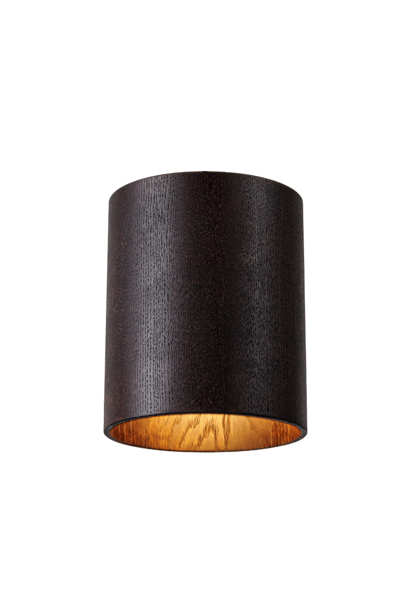 Stropní dřevěné svítidlo válcového tvaru v moderním industriálním stylu, bez difuzoru, s přímým směrovým světlem a minimalistickým designem vhodným pro obývací pokoj, kuchyň i kancelářské prostory.