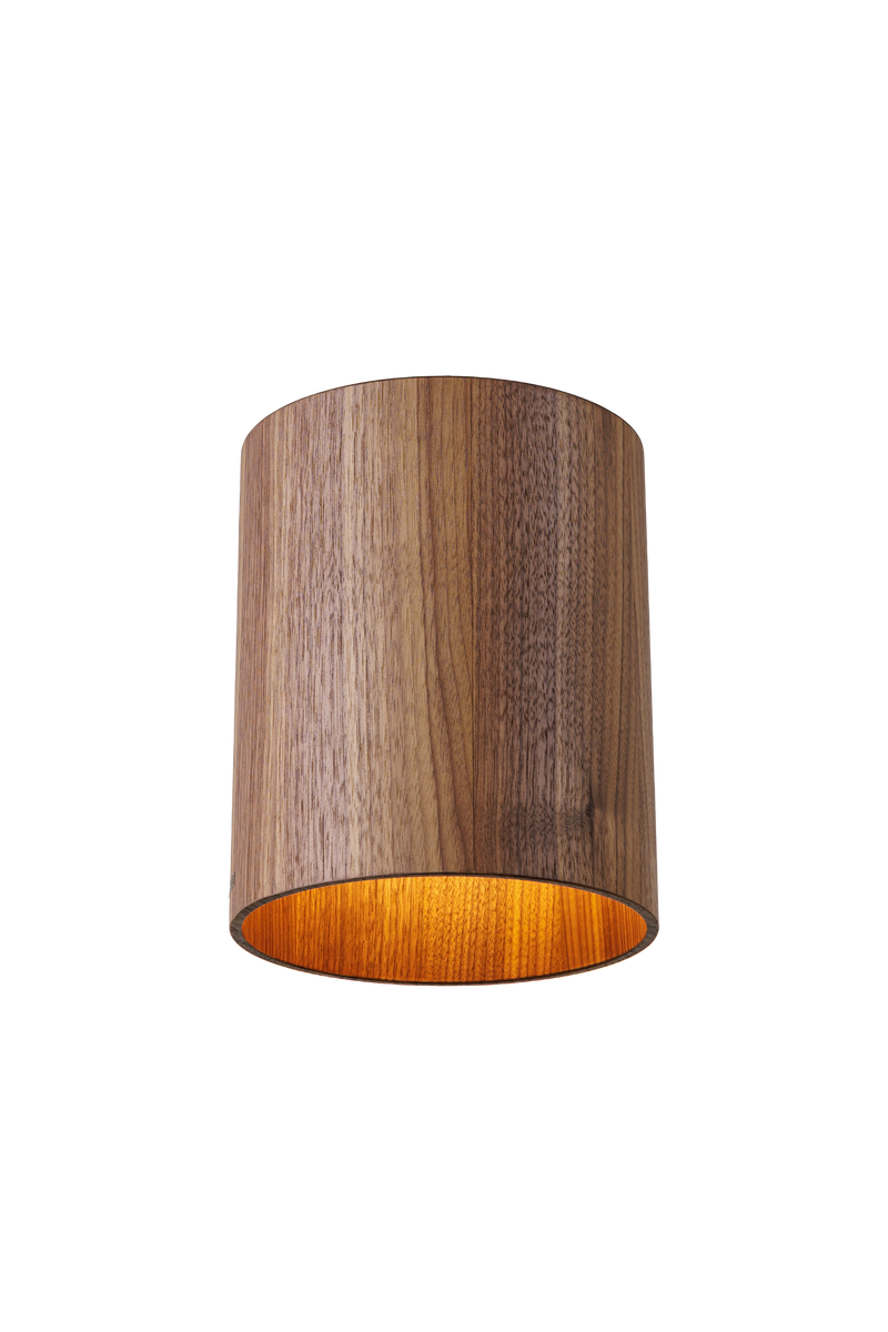 Stropní dřevěné svítidlo válcového tvaru v moderním industriálním stylu, bez difuzoru, s přímým směrovým světlem a minimalistickým designem vhodným pro obývací pokoj, kuchyň i kancelářské prostory.