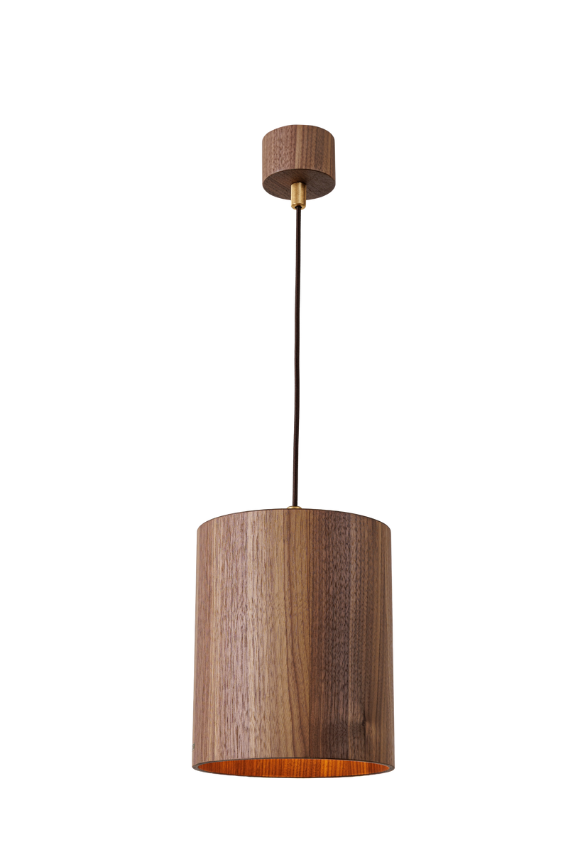 Závěsné betonové svítidlo válcového tvaru v moderním industriálním stylu, s difuzorou, s přímým směrovým světlem a minimalistickým designem vhodným pro obývací pokoj, kuchyň i kancelářské prostory.