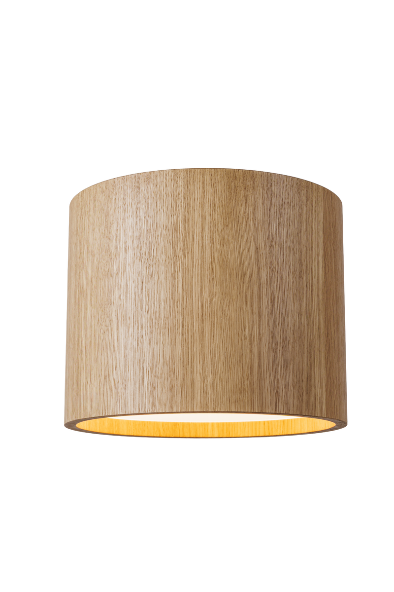 Stropní dřevěné svítidlo válcového tvaru v moderním industriálním stylu, bez difuzoru, s přímým směrovým světlem a minimalistickým designem vhodným pro obývací pokoj, kuchyň i kancelářské prostory.