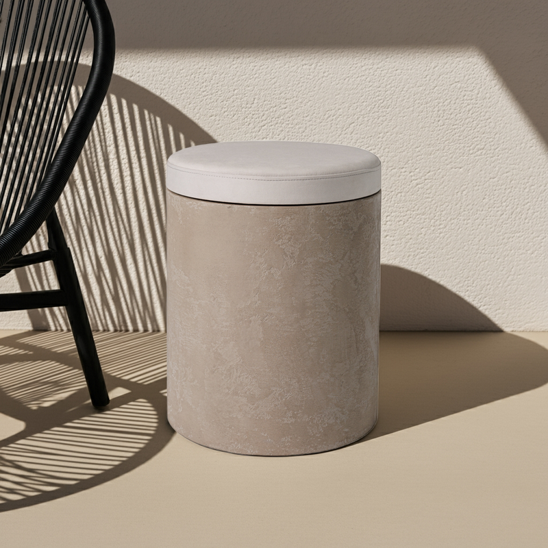Béžový mikrobetonový taburet s bílým čalouněným sedákem, moderní minimalistický nábytek vhodný do interiéru i exteriéru