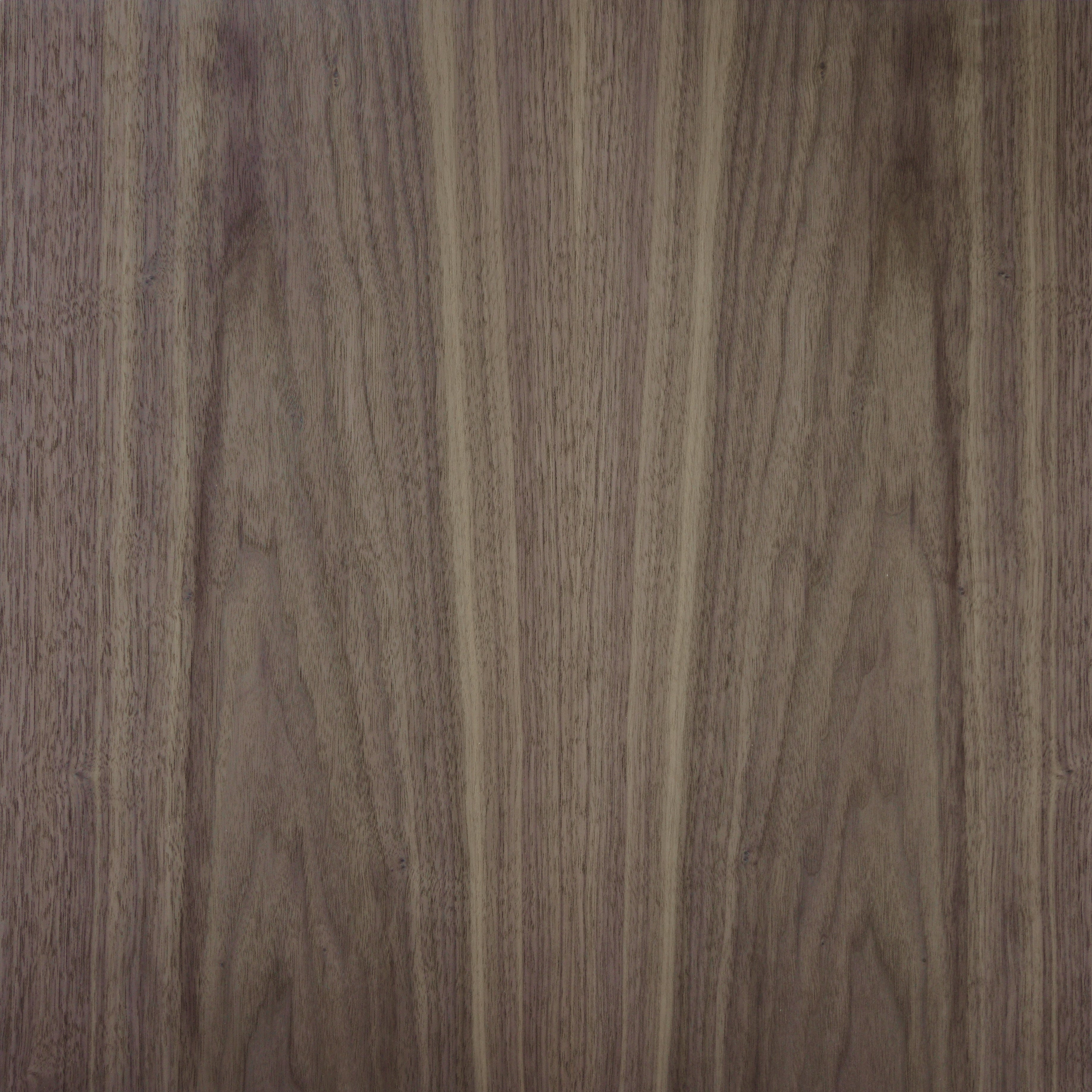 Detail přírodní kresby dřeva ořech pro designové stolky a taburety, kvalitní materiál pro moderní nábytek